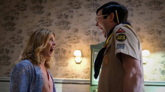 Rose McIver als Sam und Richie Mariarty als Pete in "Ghosts" auf Sky