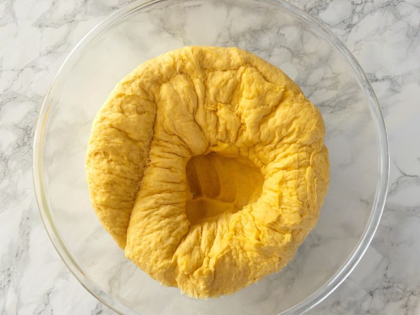 Teig für den veganen Apfel-Zimt-Stern aus Kürbis-Hefeteig - geboxt