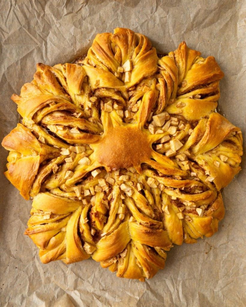 Veganer Apfel-Zimt-Stern aus Kürbis-Hefeteig nach dem Backen